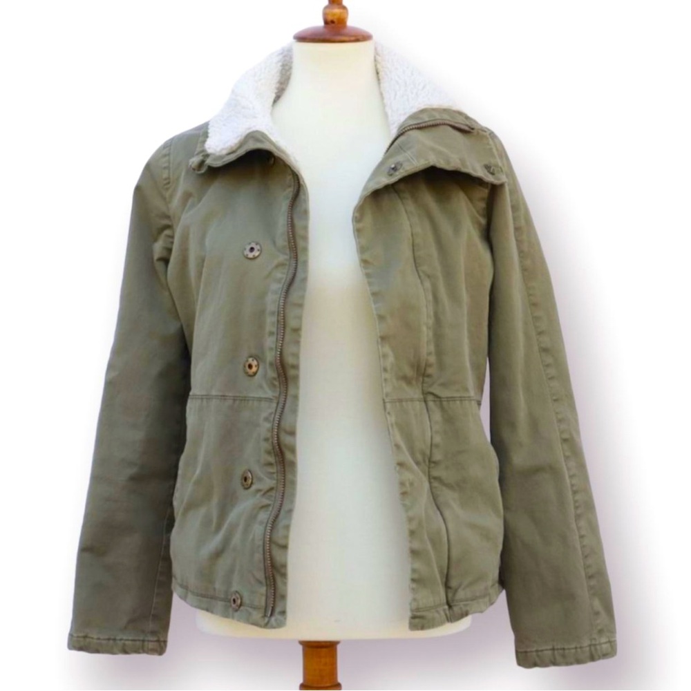 J.Crew khaki/olive green Twill
Jacket with sherpa lining. Size 4
Model 46594